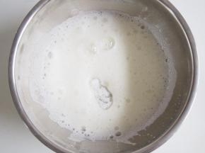 蛋白在无水无油的盆子中打发出鱼眼泡，加入三分之一的糖