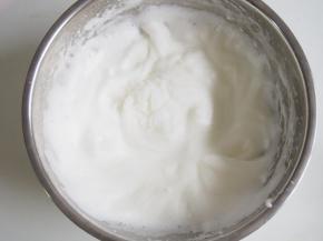 打出纹路后第二次加入三分之一的糖