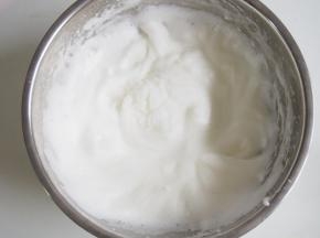 打出纹路后第二次加入三分之一的糖