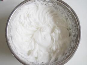 继续打发至纹路比较明显后加入第三次糖，打发至出现小尖钩