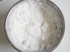 继续打发至纹路比较明显后加入第三次糖，打发至出现小尖钩