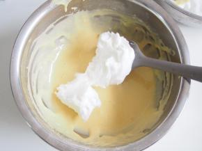 将蛋白取三分之一加入面糊中，切拌均匀