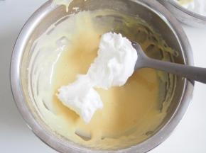 将蛋白取三分之一加入面糊中，切拌均匀