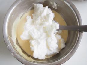 将剩下的蛋白加入面糊中，切拌均匀