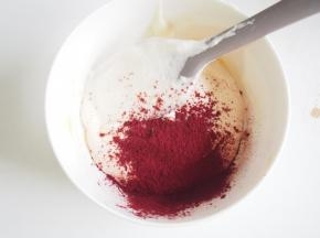 取一部分面糊单独放入碗中，筛入红曲粉，切拌均匀