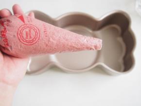 将面糊装入裱花袋中