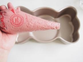 将面糊装入裱花袋中