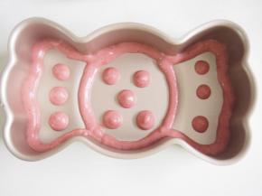 沿着模具的纹路挤上一圈