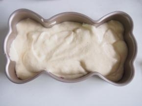 将剩余的面糊倒上一层