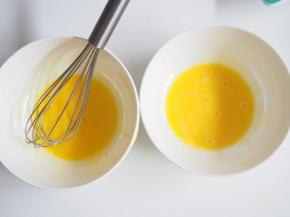 鸡蛋分离蛋清蛋黄，将蛋黄打散后分成等量的两份