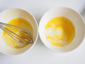 每份蛋黄中均分别加入13g牛奶和13g玉米油，每次都搅拌均匀