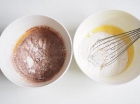 在一份蛋黄糊中筛入25g面粉，另一份中筛入23g面粉和2g可可粉