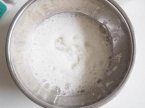 蛋白在无水无油的盆子中打发出鱼眼泡，加入三分之一的糖