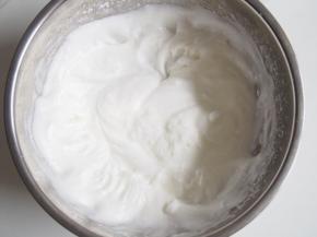 打出纹路后第二次加入三分之一的糖