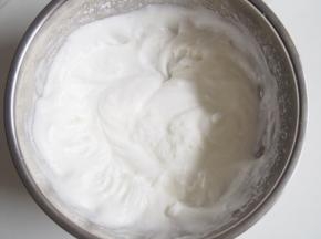 打出纹路后第二次加入三分之一的糖