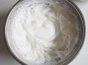 继续打发至纹路比较明显后加入第三次糖，打发至出现小尖钩