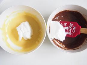 将蛋白分成两份，各取三分之一加入两种面糊中，切拌均匀