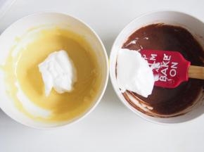 将蛋白分成两份，各取三分之一加入两种面糊中，切拌均匀