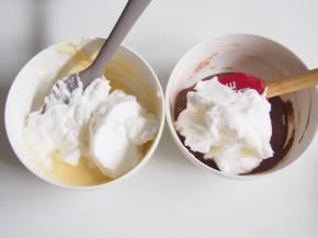 将剩下的蛋白加入两种面糊中，切拌均匀