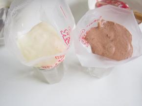 将切拌好的面糊分别装入裱花袋中