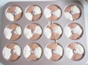 将面糊交错挤到烤盘中，因为面糊流动性较强，所以我是两个人合作一起错开挤的。烤箱预热至140度，中层上下火，20~25分钟左右熟透即可