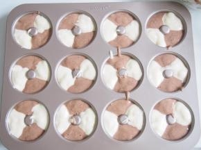 将面糊交错挤到烤盘中，因为面糊流动性较强，所以我是两个人合作一起错开挤的。烤箱预热至140度，中层上下火，20~25分钟左右熟透即可