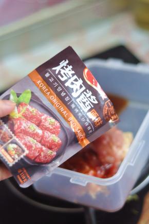 倒入烤肉酱揉匀，腌制一晚上。