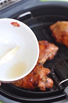 最后用少许蜂蜜水，刷在鸡肉表面，再烘烤2分钟即可。