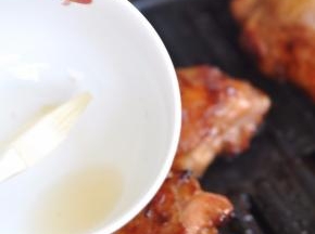 最后用少许蜂蜜水，刷在鸡肉表面，再烘烤2分钟即可。