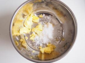 黄油软化后，加入白糖
