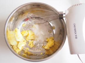 用打蛋器稍微打发