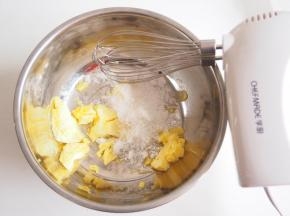 用打蛋器稍微打发