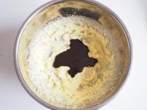 加入黑巧克力酱，搅打均匀