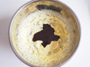 加入黑巧克力酱，搅打均匀