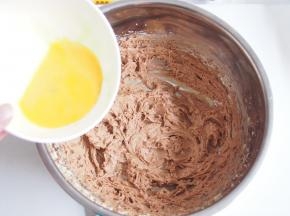 鸡蛋打散，分三次加入，每次都搅打均匀