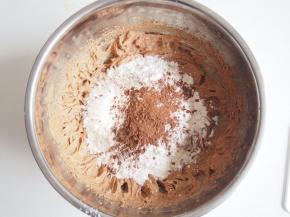 筛入可可粉，切拌均匀