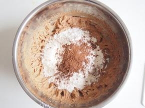 筛入可可粉，切拌均匀