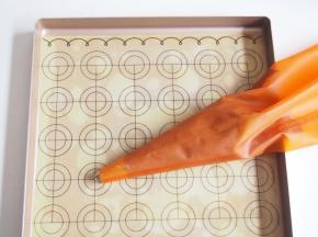 筛入可可粉，切拌均匀