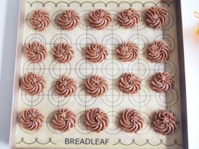 将面糊用裱花嘴挤出自己喜欢的形状。烤箱预热至150度，中层上下火，20分钟左右即可