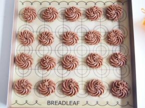 将面糊用裱花嘴挤出自己喜欢的形状。烤箱预热至150度，中层上下火，20分钟左右即可