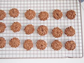 烤好后的曲奇放到晾网上晾凉即可