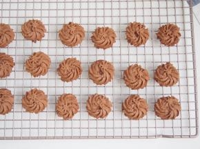 烤好后的曲奇放到晾网上晾凉即可