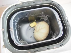 加入软化的黄油，继续揉至出膜