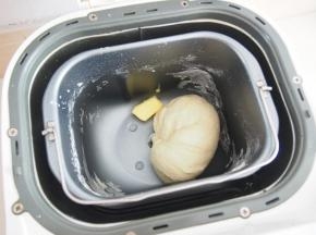 加入软化的黄油，继续揉至出膜