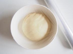 揉好的面团放入容器中，裹上保鲜膜