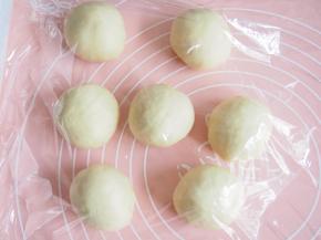 将发酵好的面团分成8等份，松弛30分钟