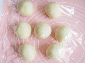 将发酵好的面团分成8等份，松弛30分钟