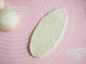 取松弛好的面团，擀成牛舌状