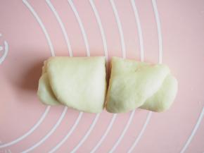 卷起面团后，从中间切开，收口处要压紧