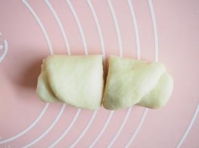 卷起面团后，从中间切开，收口处要压紧